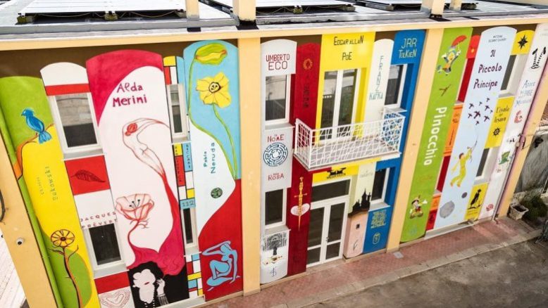 Innovativa-la-facciata-della-biblioteca-di-Biccari-usate-le-copertine.jpg