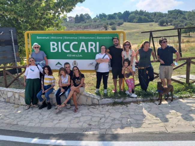 Artisti-della-Bottega-incontro-di-Vasto-a-Biccari-Street-art.jpg